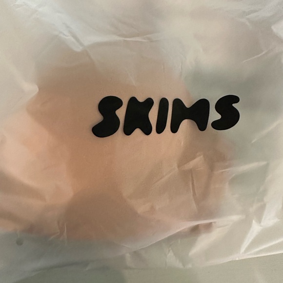 SKIMS NWOT wireless plunge bra- Tan - Picture 2 of 2